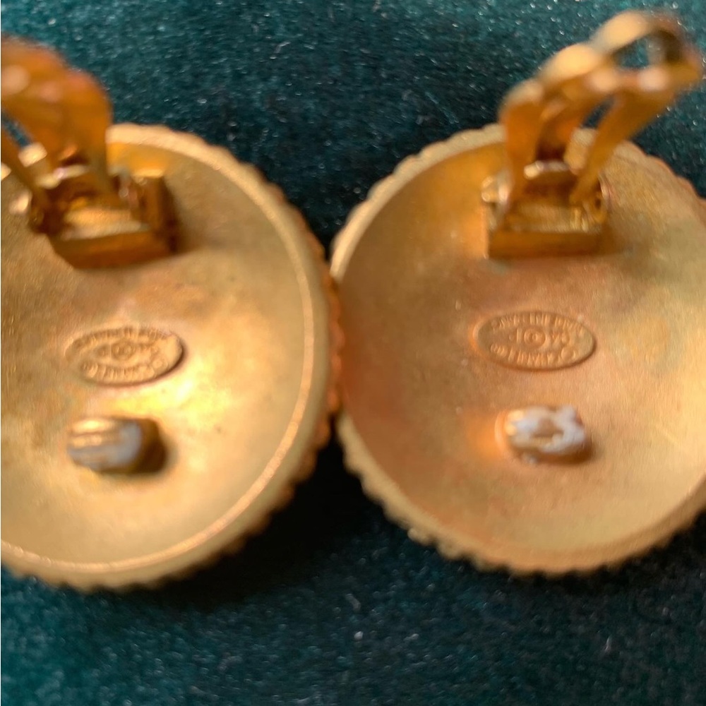 Vintage COCO Chanel Gold Stamped 94P Round Clip Earrings - Picture 5 of 5